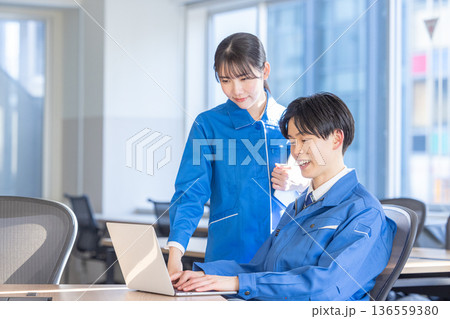 作業着を着たエンジニア 136559380