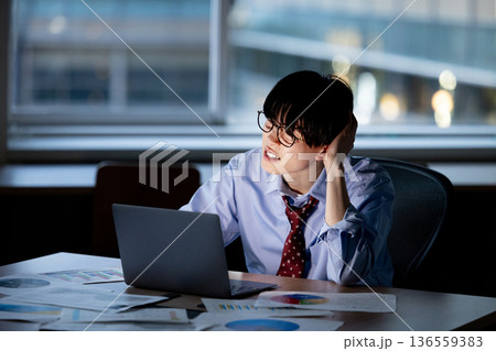 残業で疲労を感じるビジネスマン 136559383