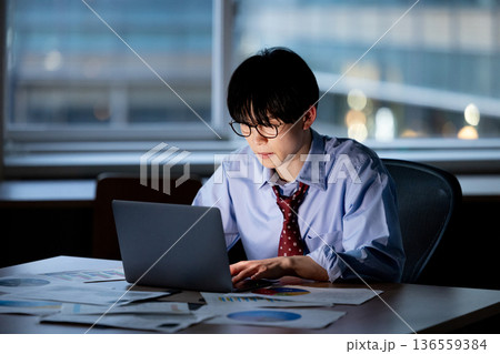 残業で疲労を感じるビジネスマン 残業で疲労を感じるビジネスマン 136559384