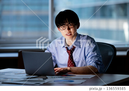 残業で疲労を感じるビジネスマン 136559385
