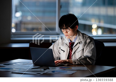 残業する作業着の男性 残業する作業着の男性 136559388