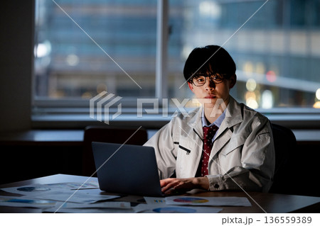 残業する作業着の男性 136559389