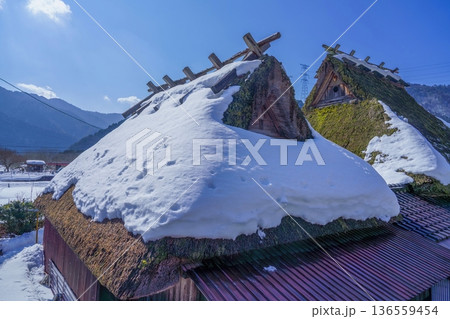 雪に覆われた日本の伝統的な茅葺き屋根の家、冬の京都美山 雪に覆われた日本の伝統的な茅葺き屋根の家、冬の京都美山 136559454
