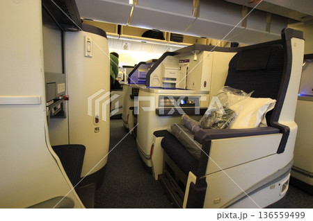 空港と飛行機、ビジネスクラス機内のラグジュアリー空旅、JAL,ANA、スターアライアンス 136559499