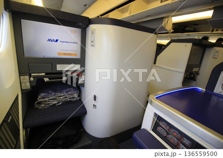 空港と飛行機、ビジネスクラス機内のラグジュアリー空旅、JAL,ANA、スターアライアンス 136559500