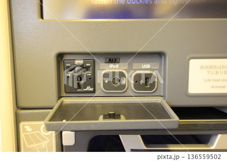 空港と飛行機、ビジネスクラス機内のラグジュアリー空旅、JAL,ANA、スターアライアンス 空港と飛行機、ビジネスクラス機内のラグジュアリー空旅、JAL,ANA、スターアライアンス 136559502