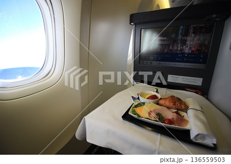 空港と飛行機、ビジネスクラス機内のラグジュアリー空旅、JAL,ANA、スターアライアンス 136559503