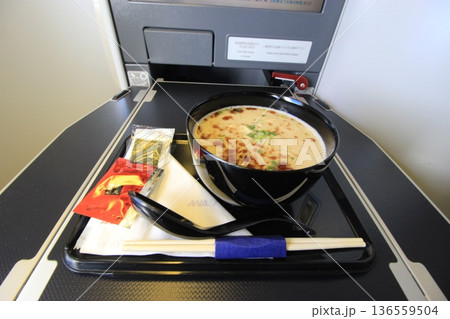 空港と飛行機、ビジネスクラス機内のラグジュアリー空旅、JAL,ANA、スターアライアンス 136559504