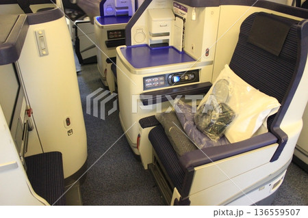 空港と飛行機、ビジネスクラス機内のラグジュアリー空旅、JAL,ANA、スターアライアンス 136559507