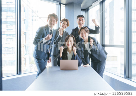 オフィスで働くガッツポーズのビジネスマンたち（複数人・多人数・集合） 136559582