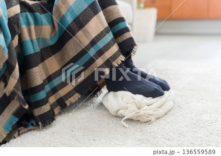 湯たんぽを使う冷え性の女性(足元) 湯たんぽを使う冷え性の女性(足元) 136559589