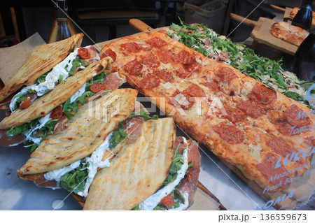 アメリカ・マイアミのビーチと街並み、南国リゾート観光風景、美しいビーチとアールデコ建築、ラテンの熱気 アメリカ・マイアミのビーチと街並み、南国リゾート観光風景、美しいビーチとアールデコ建築、ラテンの熱気 136559673