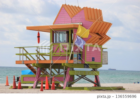 アメリカ・マイアミのビーチと街並み、南国リゾート観光風景、美しいビーチとアールデコ建築、ラテンの熱気 136559696