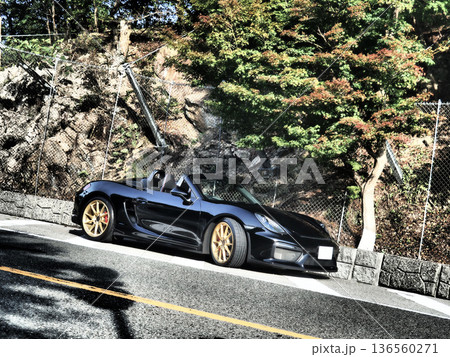 艶々の黒いオープンカー 136560271