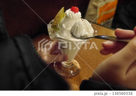 フルーツパフェを食べる様子 フルーツパフェを食べる様子 136560338