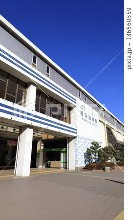 JR京葉線の稲毛海岸駅、南口から見た駅舎 136560359