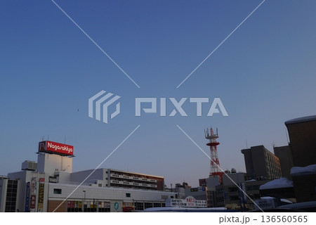 夕方の小樽駅近辺の風景 136560565