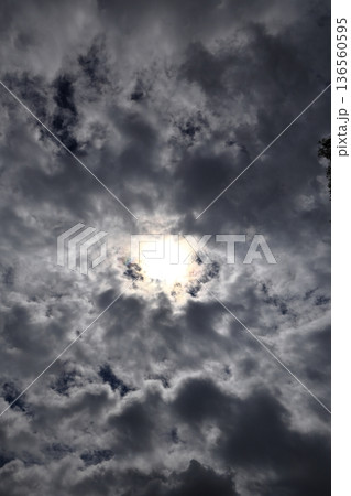 不機嫌な雲 136560595