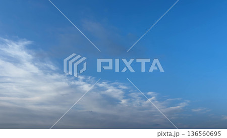 青空に広がる流雲 青空に広がる流雲 136560695