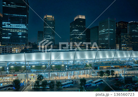 東京駅八重洲口とバスターミナルの夜景（東京ミッドタウン八重洲テラスより） 136560723