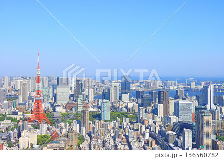 東京都港区、東京タワーと東京の街並みの風景 東京都港区、東京タワーと東京の街並みの風景 136560782