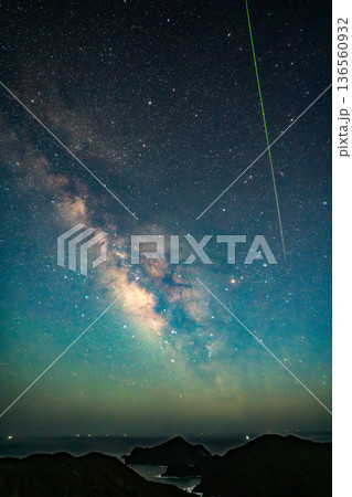 夏の夜空を流れるペルセウス座流星群 夏の夜空を流れるペルセウス座流星群 136560932