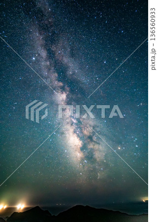 夏の夜空に広がる天の川 夏の夜空に広がる天の川 136560933