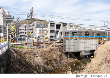 生田駅付近の小田急線の電車 136560973