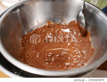 チョコレートの湯煎 136560979