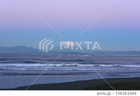 神秘的な江ノ島の朝焼け富士山 136561004