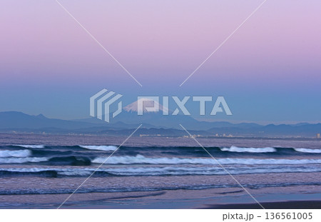 神秘的な江ノ島の朝焼け富士山 136561005