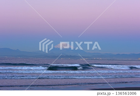 神秘的な江ノ島の朝焼け富士山 136561006