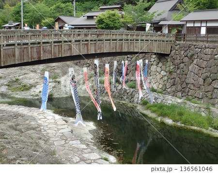 香川県高松市にある塩江温泉郷の香東川にかかる橋にかけられた鯉のぼり 136561046