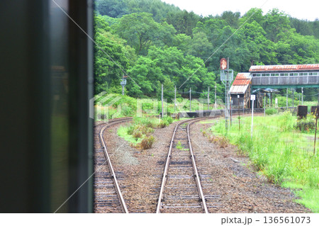 JR北海道函館本線　銀山駅から倶知安駅までの普通列車車窓風景(2023年夏雨) 136561073