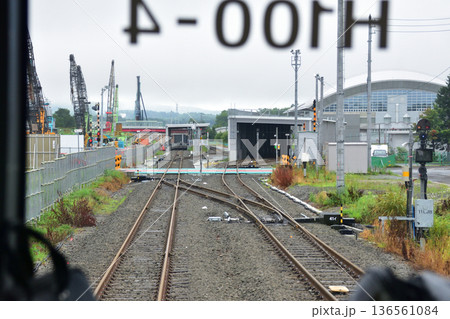 JR北海道函館本線 銀山駅から倶知安駅までの普通列車車窓風景(2023年夏雨) JR北海道函館本線 銀山駅から倶知安駅までの普通列車車窓風景(2023年夏雨) 136561084