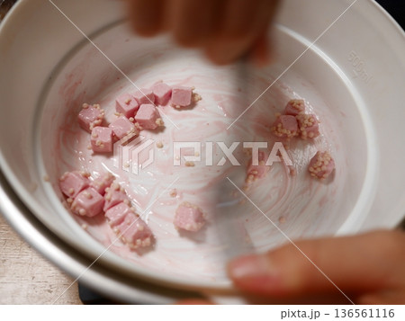 イチゴチョコレートの湯煎 イチゴチョコレートの湯煎 136561116