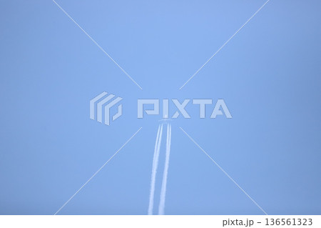 飛行機雲 136561323