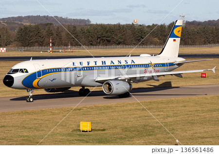 ルフトハンザ航空A321離陸準備 136561486
