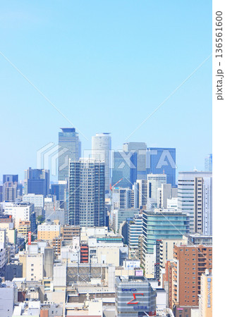 愛知県名古屋市、多くの高層ビルが立ち並ぶ名古屋市中心部の風景 136561600