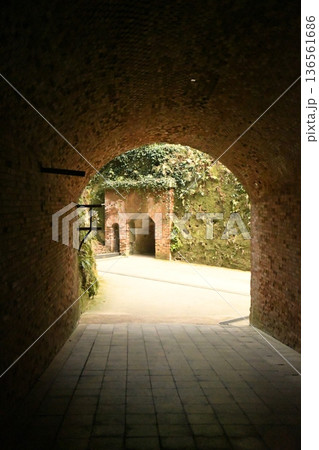 猿島愛のトンネル 136561686