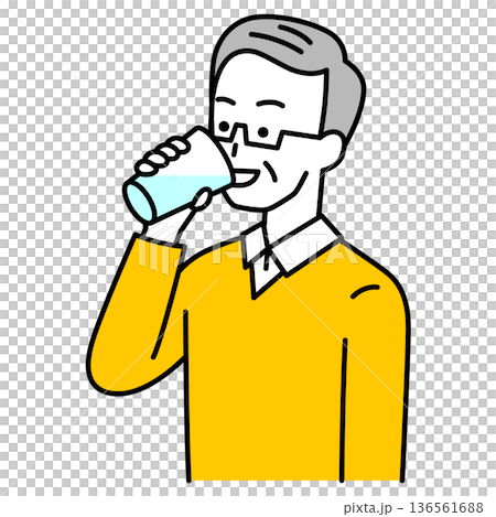 コップで水を飲む年配の男性 コップで水を飲む年配の男性 136561688