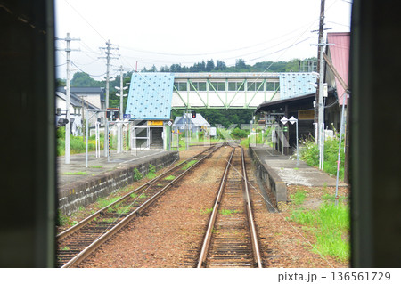 JR北海道函館本線　倶知安駅から昆布駅までの普通列車車窓風景(2023年夏雨) 136561729