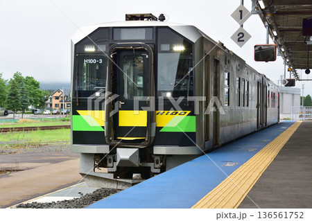 JR北海道函館本線　倶知安駅から昆布駅までの普通列車車窓風景(2023年夏雨) 136561752