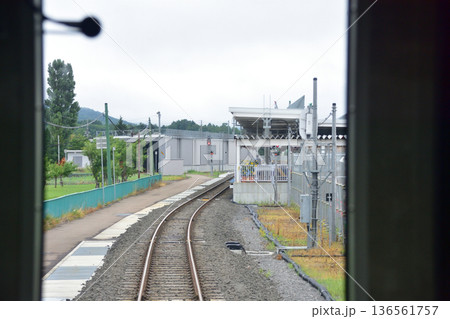 JR北海道函館本線　倶知安駅から昆布駅までの普通列車車窓風景(2023年夏雨) 136561757