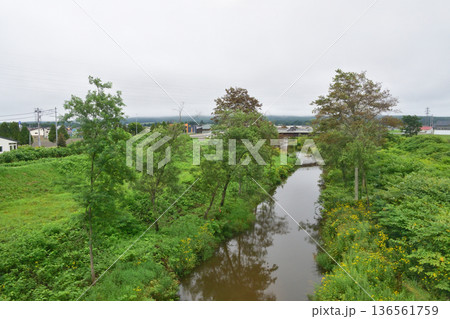 JR北海道函館本線　倶知安駅から昆布駅までの普通列車車窓風景(2023年夏雨) 136561759