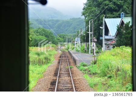 JR北海道函館本線　倶知安駅から昆布駅までの普通列車車窓風景(2023年夏雨) 136561765