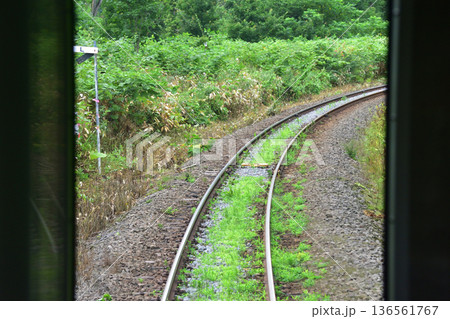 JR北海道函館本線 倶知安駅から昆布駅までの普通列車車窓風景(2023年夏雨) JR北海道函館本線 倶知安駅から昆布駅までの普通列車車窓風景(2023年夏雨) 136561767