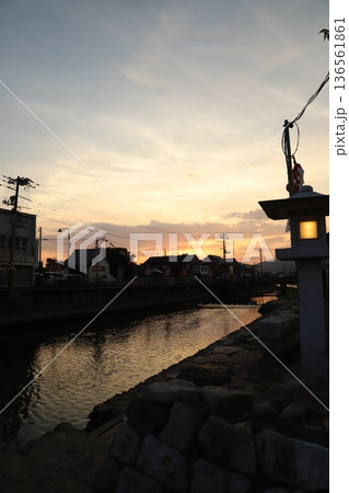 『白壁の町並み  金魚ちょうちん』 山口県柳井市観光 136561861