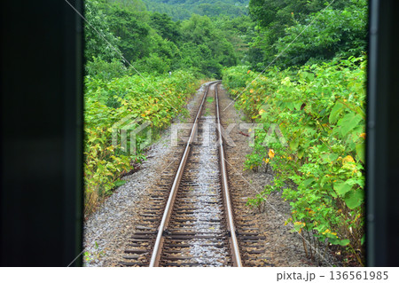JR北海道函館本線 昆布駅から熱郛駅までの普通列車車窓風景(2023年夏雨) JR北海道函館本線 昆布駅から熱郛駅までの普通列車車窓風景(2023年夏雨) 136561985