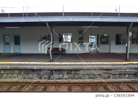 JR北海道函館本線　昆布駅から熱郛駅までの普通列車車窓風景(2023年夏雨) 136561994